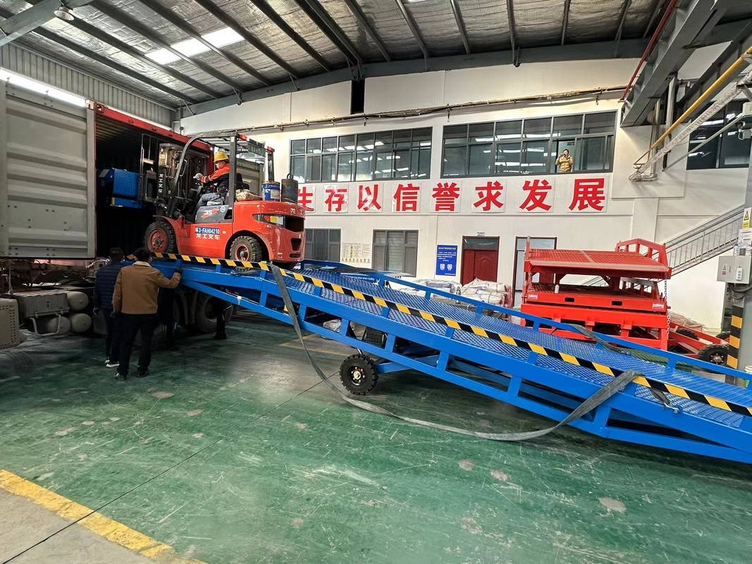 Mobile Container Load Ramp Manual Hydraulic Lift Table With Motor Gear Mobile Boarding Bridge Forklift Ramp